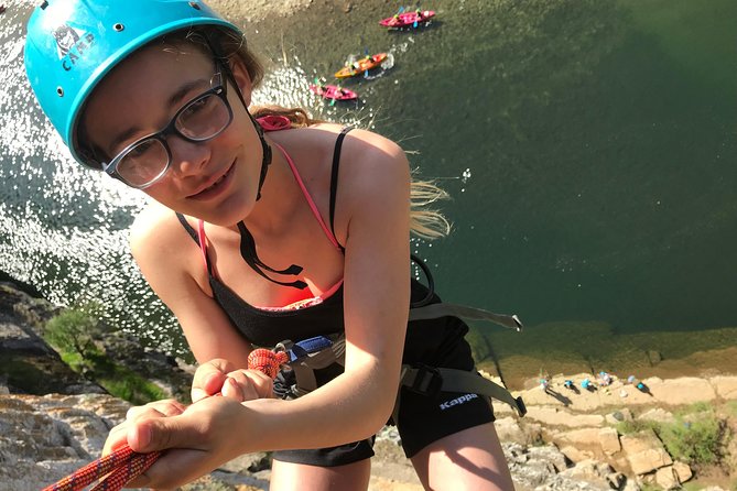 Via corda in Ardèche + big abseil - Moving across the limestone wall