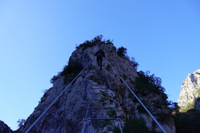 Via ferrata Stairway to heaven in La Hermida - Crossing the small monkey bridge