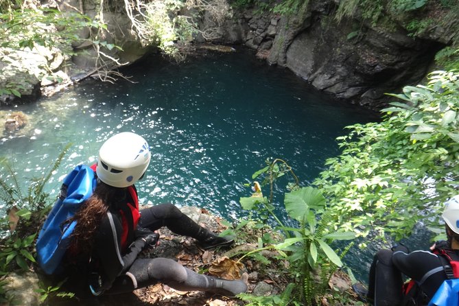 Yi-Hsin creek canyoning in northern Taiwan - Swimming, water jumps, and creek time