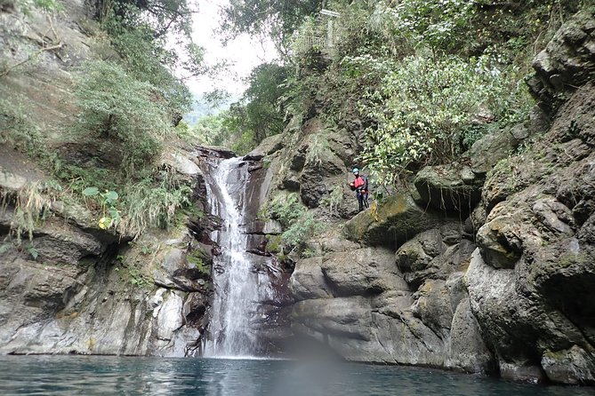 Yi-Hsin creek canyoning in northern Taiwan - Getting ready before the ropes